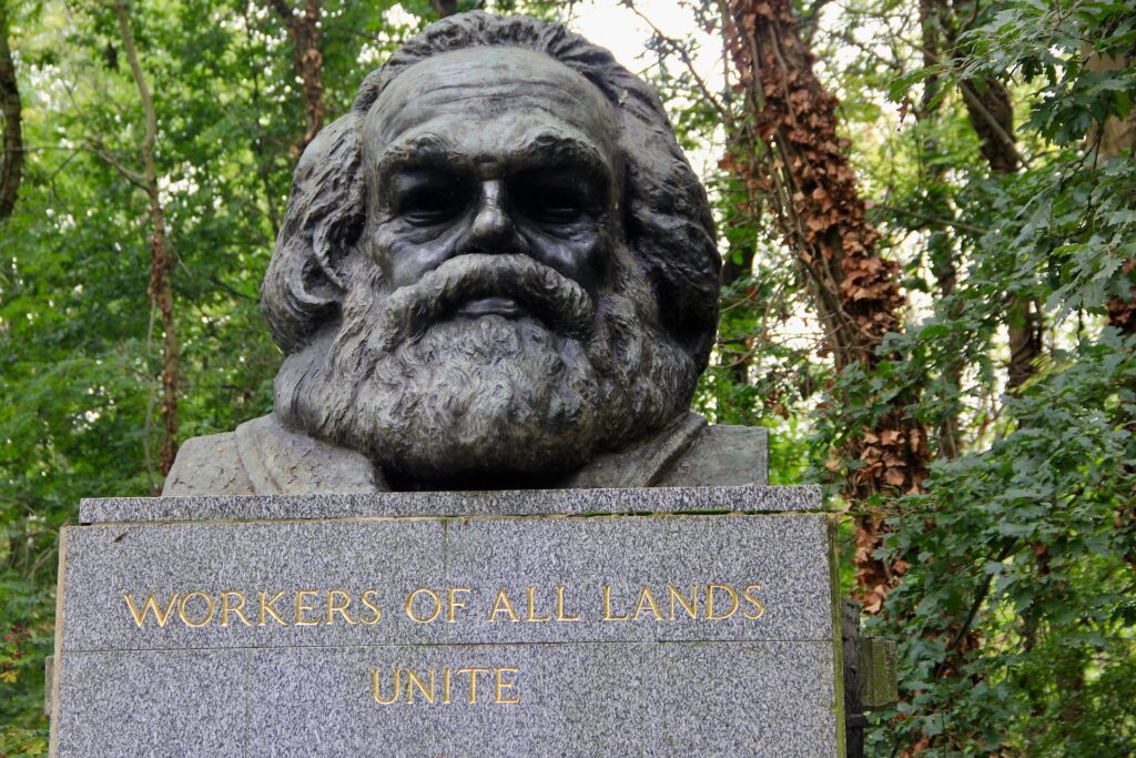 Homenagem a Karl Marx, e o significado de socialismo.